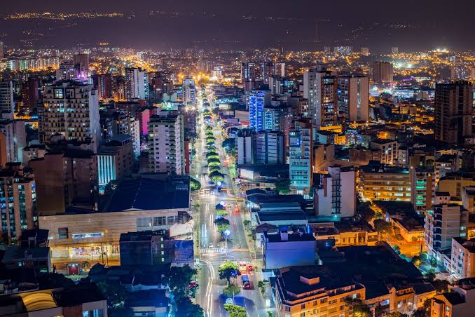 Taxi premium disponible para servicio nocturno en Bucaramanga